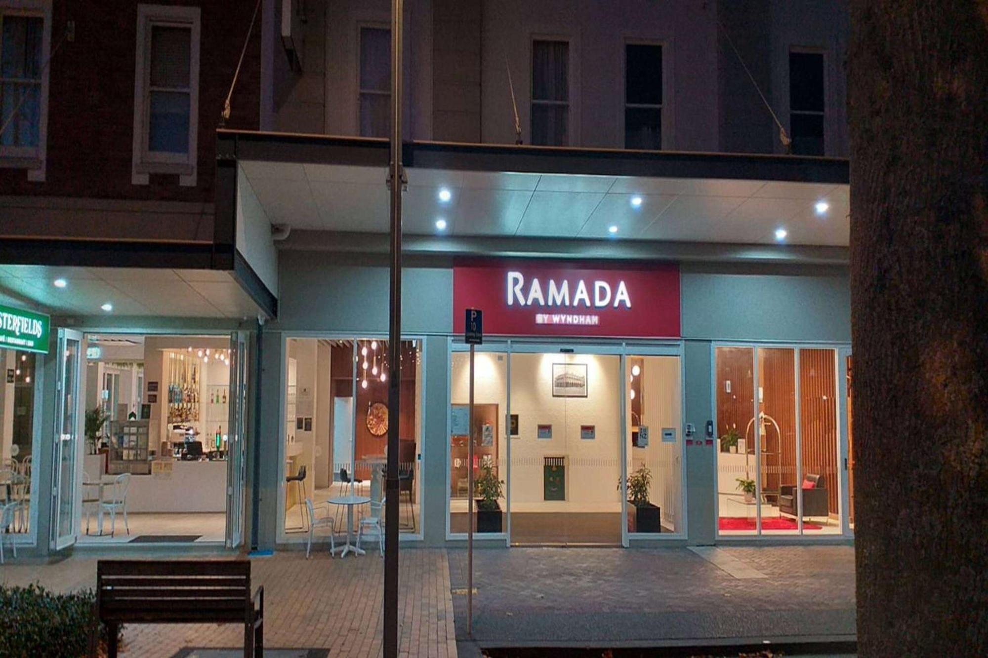 Ramada By Wyndham, Hamilton City Center Hotel Exterior photo